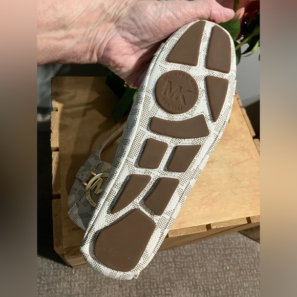 Michael Michael Kors NIB woman size 6.5 flat shoes - Picture 3 of 11